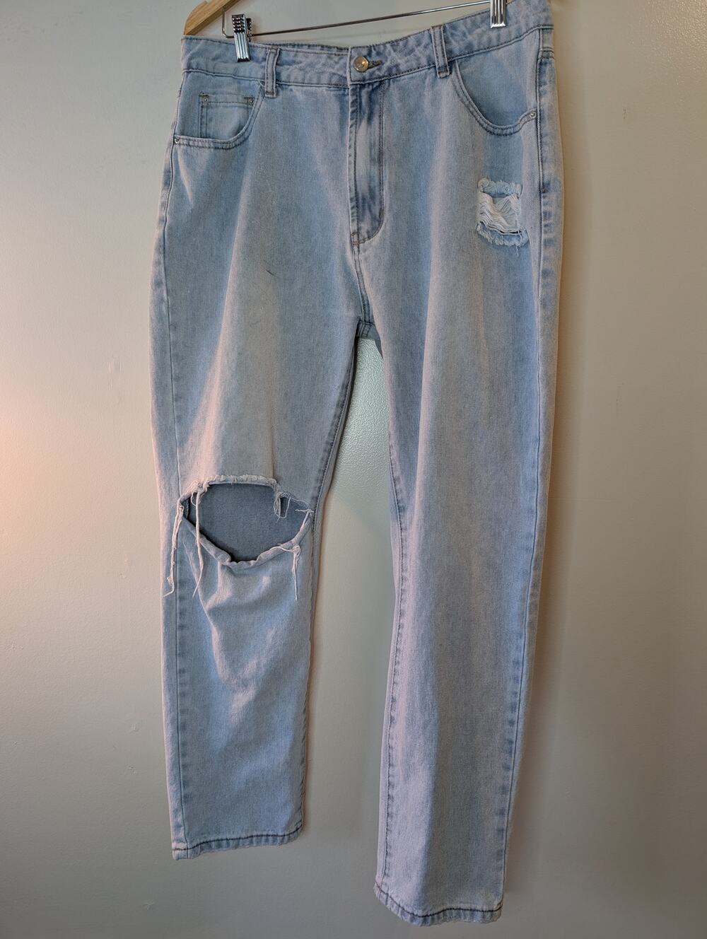 Princess Polly Light Wash Distressed Jeans Ripped Knee Straight Leg 16